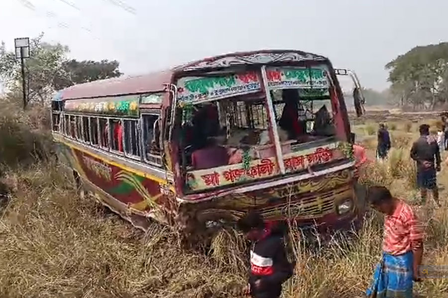 বেপরোয়া গতিই কাল! বর্ধমানে যাত্রীবোঝাই বাস উলটে জখম বহু