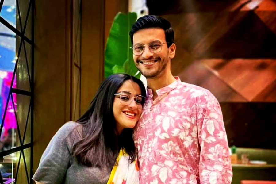 বুলি ফুটতেই সকলের সঙ্গে গল্প মেয়ের, শীত-দুপুরে এক টুকরো ‘মেয়েবেলা’ উসকে দিলেন অভিনেত্রী অনিন্দিতা