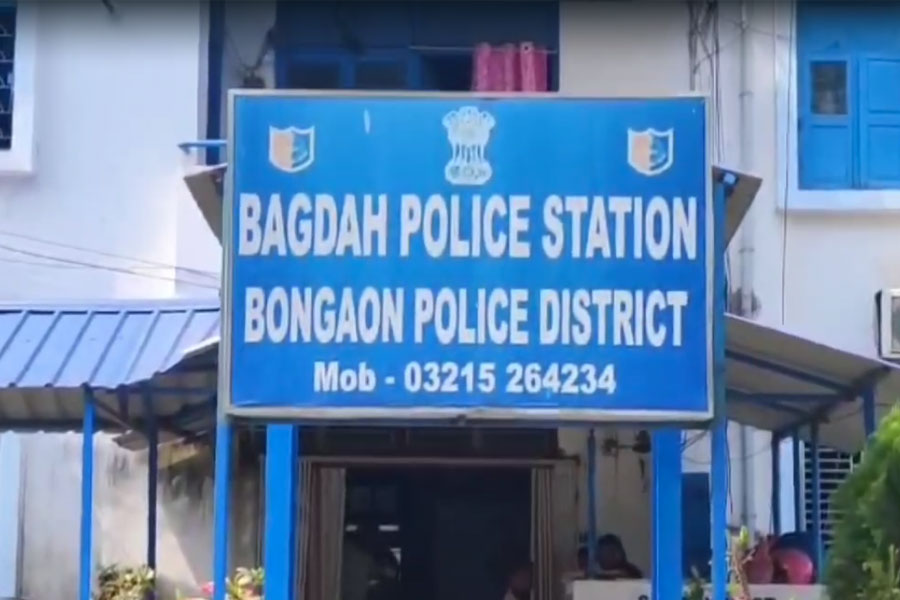 কাকিমার লালসার শিকার নাবালক, ঘনিষ্ঠ মুহূর্তের ভিডিও তুলে ব্ল্যাকমেল, জেল হেফাজতে তরুণী