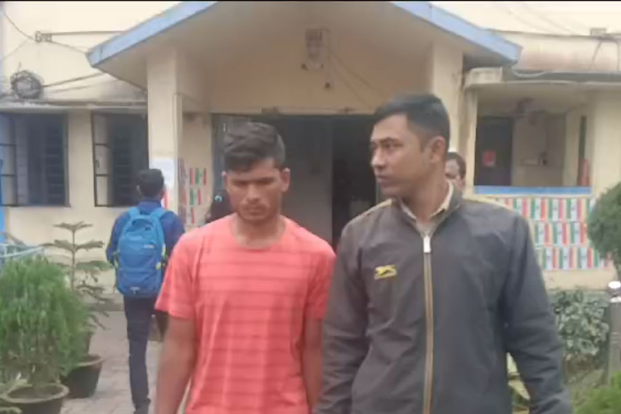 চোরাপথে সীমান্ত পেরতেই বনগাঁয় গ্রেপ্তার বাংলাদেশি, নিরাপত্তার স্বার্থে এলাকায় বসল CCTV