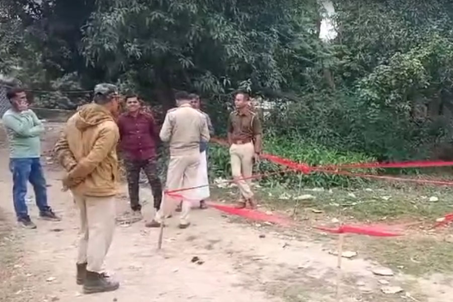 বল ভেবে খেলতে গিয়ে হাতে নিয়েছিল বোমা! কালিয়াচকে বিস্ফোরণে জখম ২ নাবালক