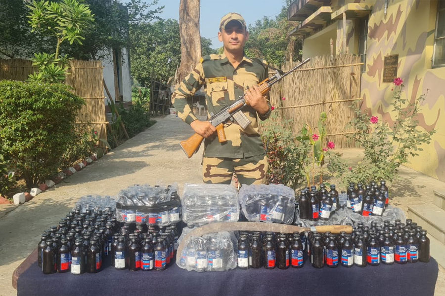 মালদহ সীমান্তে গুলি করে পাচার রুখল BSF, পলাতক পাচারকারীরা, উদ্ধার বিপুল কফ সিরাপ
