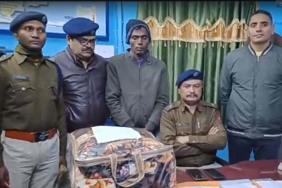 কম্বলে লুকনো ২ কোটি টাকারও বেশি মূল্যের ব্রাউন সুগার! হতবাক রেল পুলিশ, গ্রেপ্তার ১