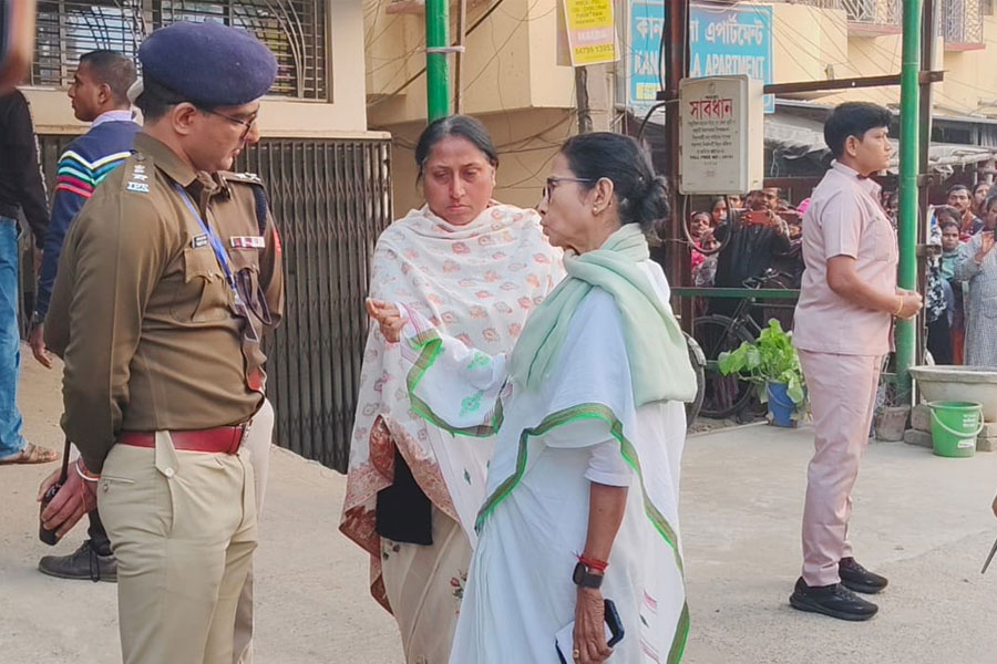 ‘বাবলার অসম্পূর্ণ কাজ চৈতালী করবেন’, মালদহে পৌঁছে মৃত কাউন্সিলরের স্ত্রীর পাশে মমতা