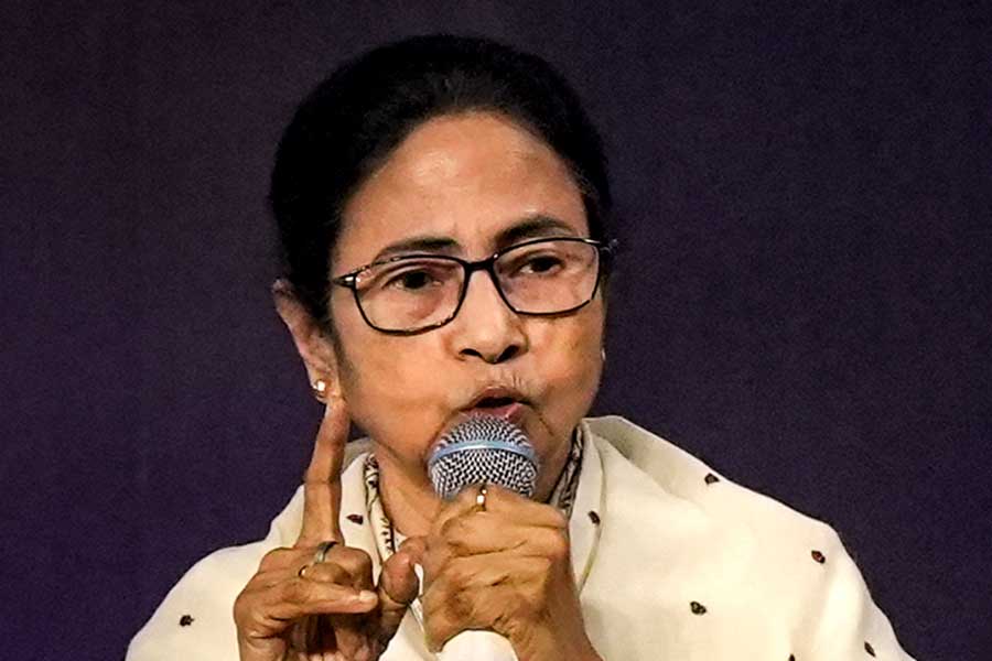 ‘সবচেয়ে বেশি কুৎসা সহ্য করতে হয়েছে এবারের লোকসভায়’, নতুন বইয়ে লিখলেন মমতা