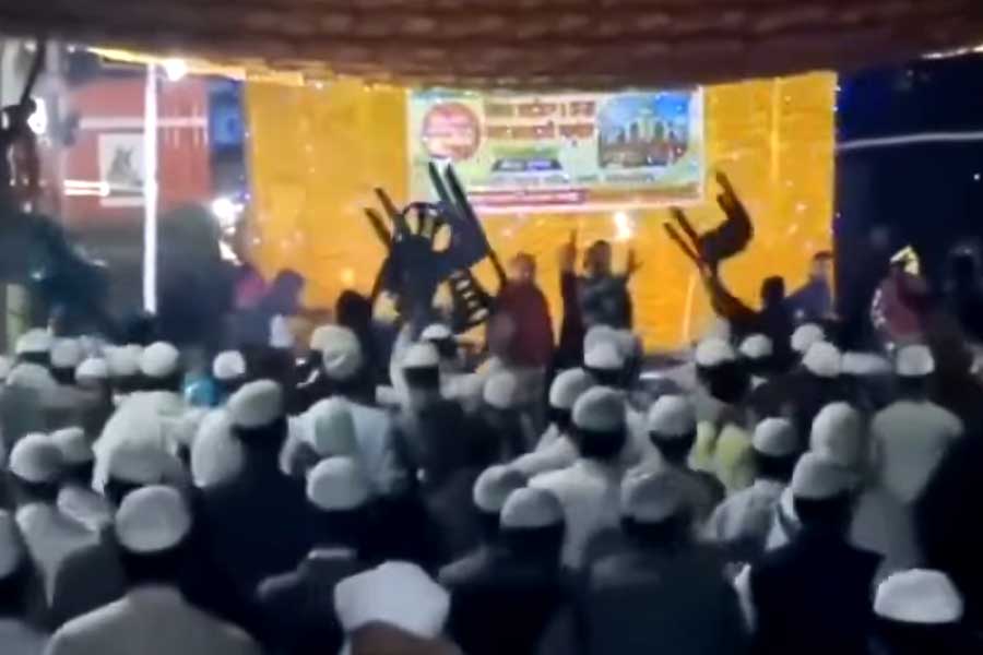 ময়মনসিংহে বাউলের অনুষ্ঠানে মৌলবাদীদের হামলা! ভাইরাল ভিডিও, নিন্দায় সরব রাধারমণ দাস