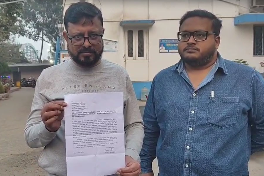 গাড়ি পিষেছে প্রিয় সারমেয়কে, সুবিচারের আশায় দেহ নিয়ে সটান থানায় স্থানীয়রা