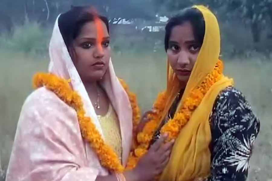 মদ্যপ স্বামীদের অত্যাচারে অতিষ্ঠ, দুঃখ ভুলতে একে অপরকেই বিয়ে করলেন ২ স্ত্রী!