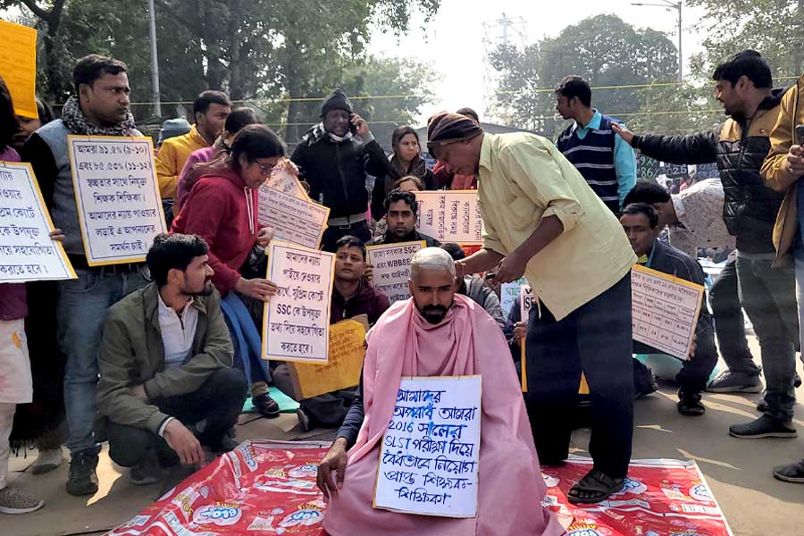 সুপ্রিম শুনানির আগে মাথায় মুড়িয়ে প্রতিবাদ ‘যোগ্য শিক্ষকদের’