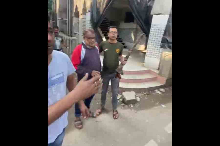 দুই পড়শির অশান্তির মাঝে আগ্নেয়াস্ত্র নিয়ে দাপাদাপি! বারুইপুরে গ্রেপ্তার প্রাক্তন সেনাকর্মী