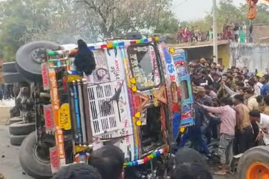 পথের মৃত্যুদূত! চলন্ত বাইকের উপর পড়ল মালবাহী ট্রাক, মৃত ২, ভাইরাল হাড়হিম ভিডিও
