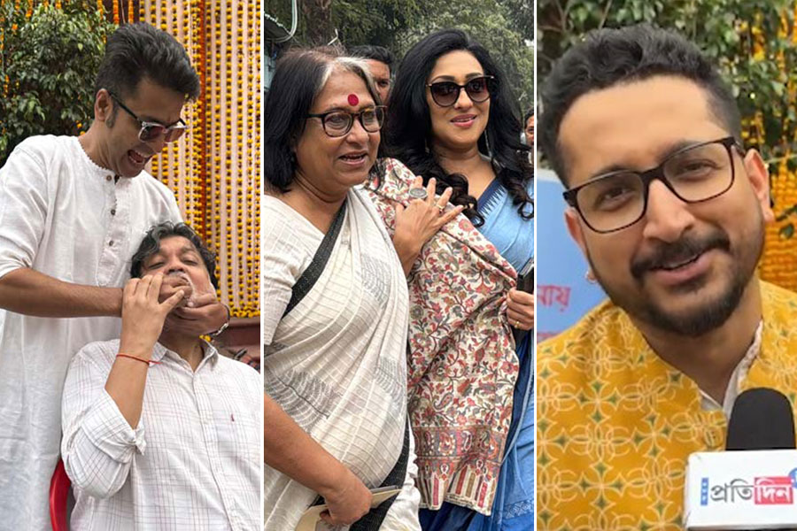 লাইট-ক্যামেরা বিদ্যেবতীর পায়ে, মেন্যুতে খিচুড়ি-লাবড়া! ডিরেক্টর্স গিল্ডের পুজোয় তারকাদের গ্ল্যামারাস অ্যালবাম