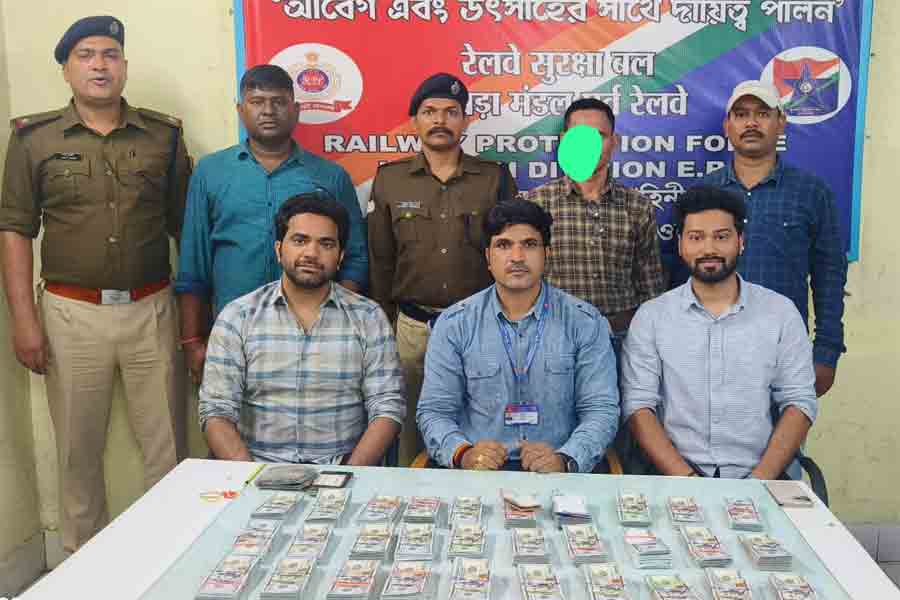 জ্যাকেটই ধরিয়ে দিল পাচারকারীকে, হাওড়া স্টেশন থেকে উদ্ধার আড়াই কোটির বিদেশি মুদ্রা