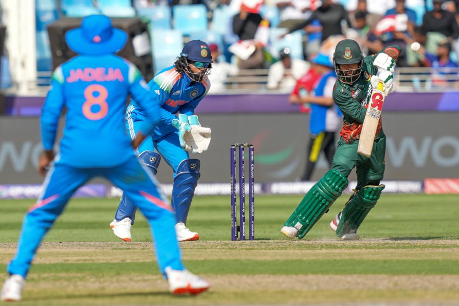 শামি-অক্ষরদের দাপট সামলে দুরন্ত কামব্যাক, সেঞ্চুরি হাঁকিয়ে বাংলাদেশের মন জয় হৃদয়ের