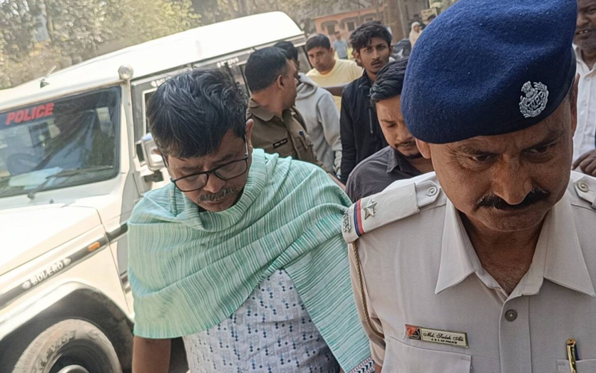 ফরাক্কা থেকে পার্ক স্ট্রিট! প্রধান শিক্ষককে মারধরের অভিযোগে ধৃত ম্যানেজিং কমিটির সভাপতি