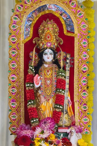 Saraswati Puja 2026: choose the ideal posture to gain maximum benefits