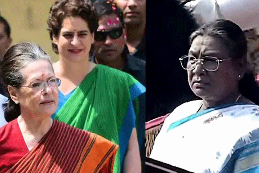 রাষ্ট্রপতিকে নিয়ে ‘অবমাননাকর’ মন্তব্য, সোনিয়ার বিরুদ্ধে স্বাধিকার ভঙ্গের নোটিস