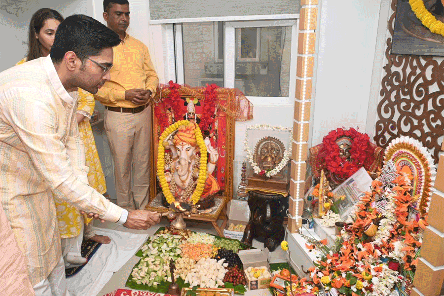 পাশে স্ত্রী, কোলে ছেলে আয়াংশ, সরস্বতী আরাধনায় শামিল অভিষেক বন্দ্যোপাধ্যায়