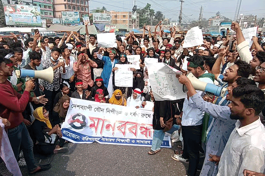 বাড়ছে ধর্ষণ, চরম অরাজকতা, ২৪ ঘণ্টার মধ্যে ইউনুসের স্বরাষ্ট্র উপদেষ্টার পদত্যাগ চেয়ে পথে ছাত্ররা
