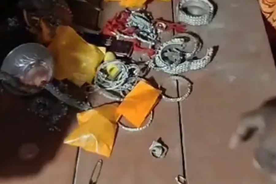 দামি ফোন-বাইক, বান্ডিল বান্ডিল টাকা! ভিখারির বাড়িতে ঢুকে চোখ ছানাবড়া পুলিশের
