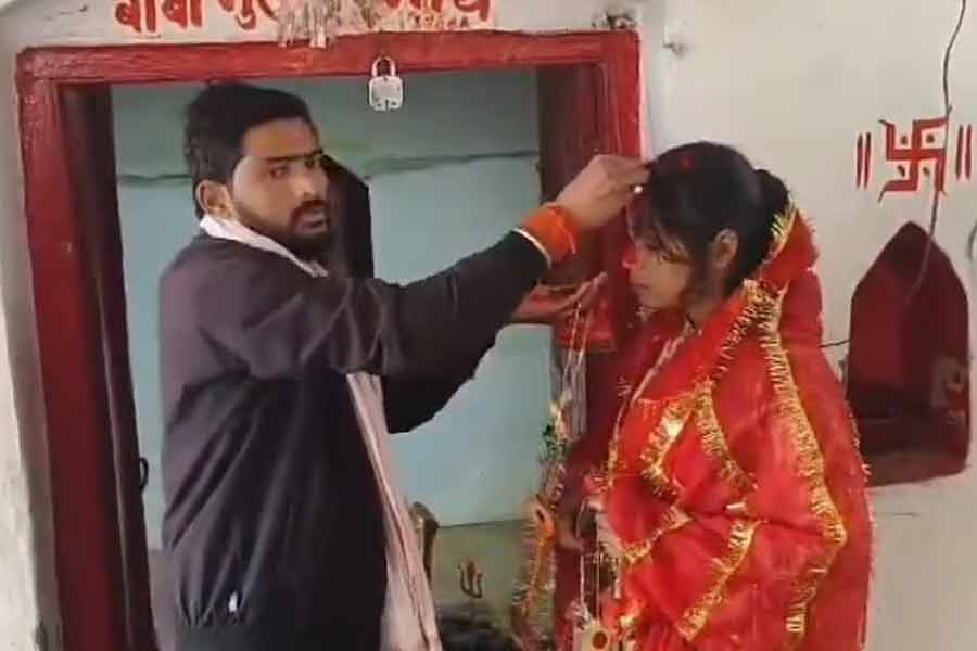স্বামীর অত্যাচারে অতিষ্ঠ, বাড়িতে টাকা আদায় করতে আসা যুবকের সঙ্গে পালালেন তরুণী!