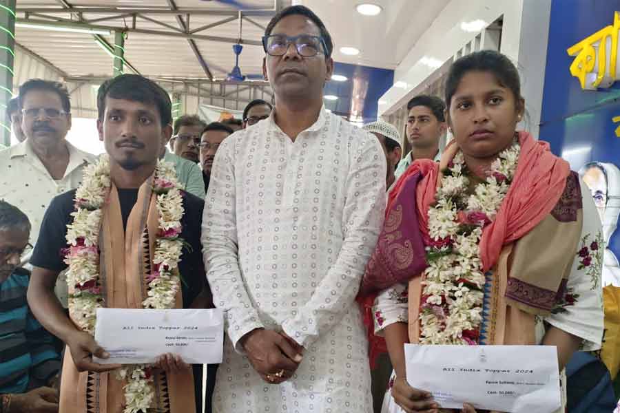 বেতন ভাগ করে দিলেন, মেধাবী কৃতি পড়ুয়াদের পাশে তৃণমূল বিধায়ক পরেশরাম দাস