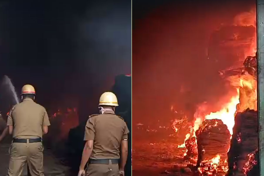 বাঁকড়ায় বিধ্বংসী আগুন! লেলিহান শিখায় পুড়ে ছাই চট কারখানা