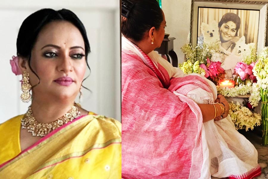 ‘জীবনে পিছনে ফিরে তাকাতে নেই’, মা অঞ্জনা ভৌমিকের বাৎসরিক কাজ সেরে আবেগঘন নীলাঞ্জনা