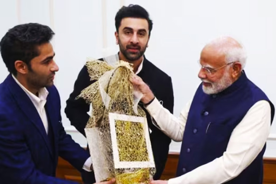 মোদিকে ‘আইকনিক’ উপহার কাপুরদের, রাজ কাপুরের ব্যবহৃত ‘লণ্ঠন’ প্রধানমন্ত্রীকে দিলেন রণবীর