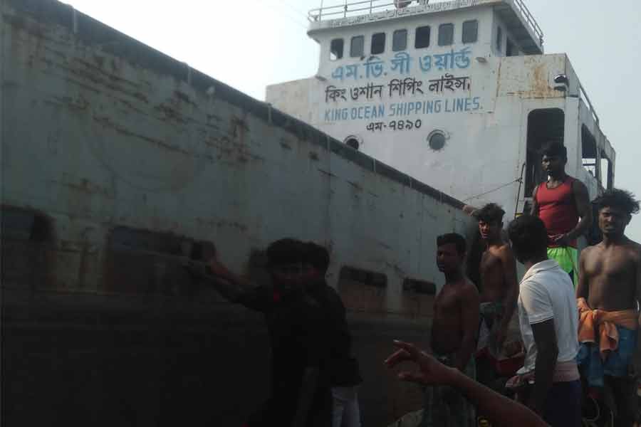 টাইটানিকের মতো দু’টুকরো হয়ে ডুবছে বাংলাদেশের বার্জ, ফ্লাই অ্যাশে প্রবল দূষণের আশঙ্কা সাগরে