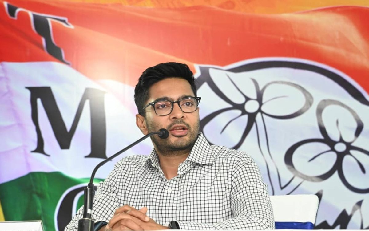 ‘আমার অফিসের নামে, আইপ্যাকের নামে তোলাবাজি’, সতর্ক করে হেল্পলাইন নম্বর দিলেন অভিষেক