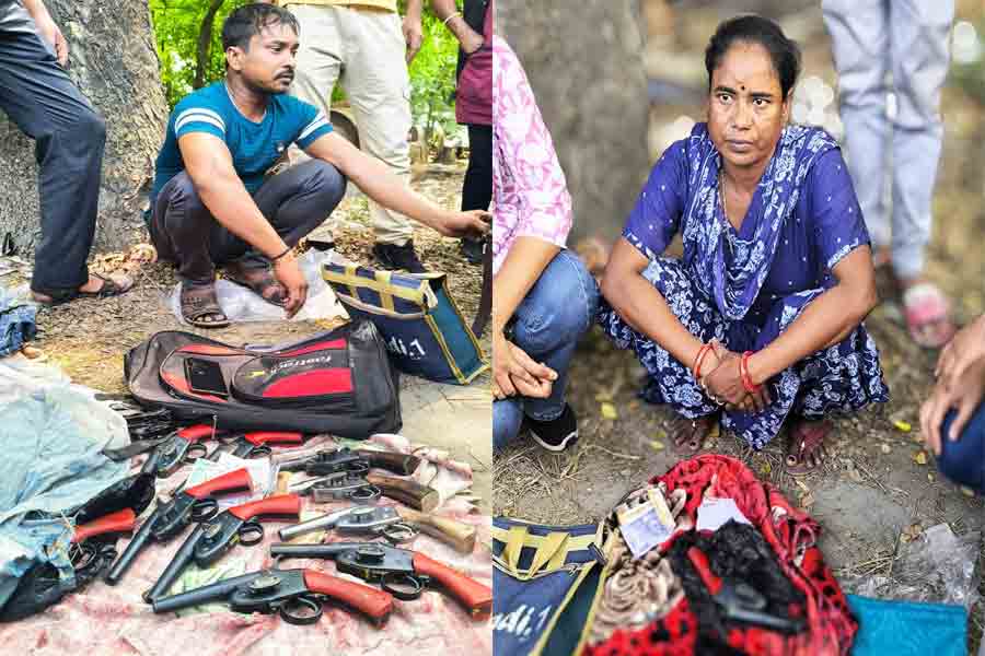 ৪৮ ঘণ্টার মধ্যে ফের কলকাতা থেকে বেআইনি অস্ত্র উদ্ধার, আনন্দপুর থেকে ধৃত যুগল, উদ্ধার ১১ আগ্নেয়াস্ত্র