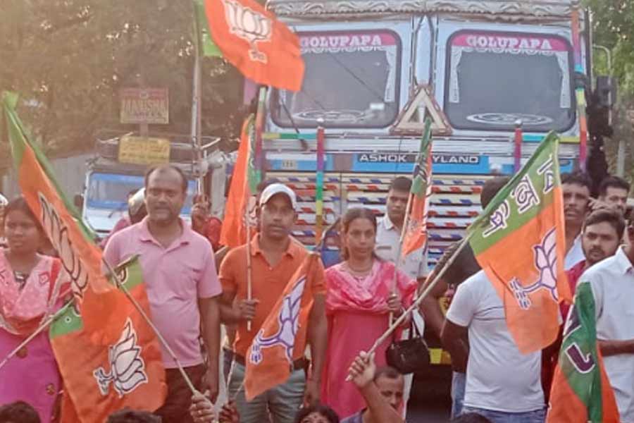 দমদম পার্কে পুলিশ-বিজেপি ধস্তাধস্তি, অবরুদ্ধ ভিআইপি রোড