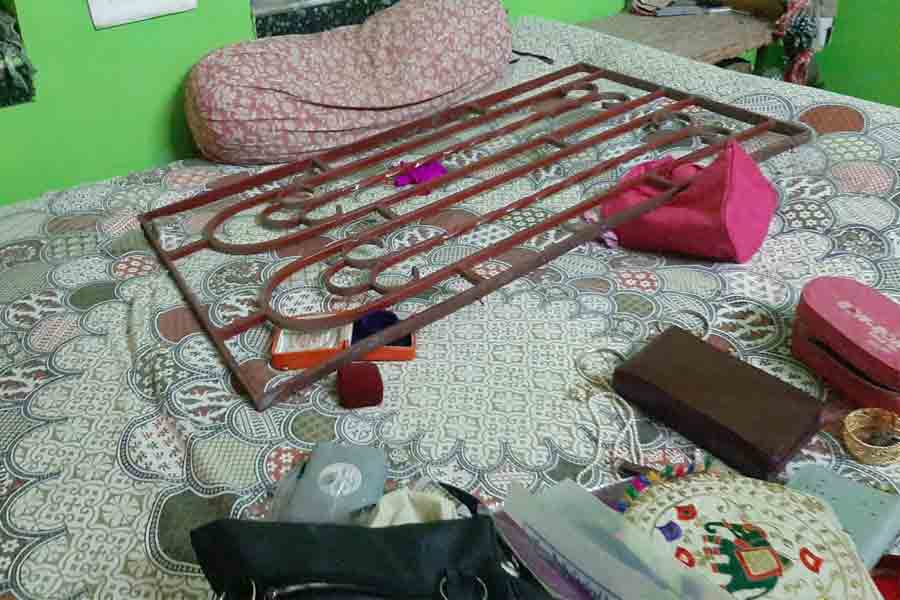 খাটের নিচে রাখা নগদ-গয়না, ভর সন্ধ্যেয় গ্রিল ভেঙে বাড়িতে ঢুকে লুট দুষ্কৃতীদের, হুগলিতে শোরগোল