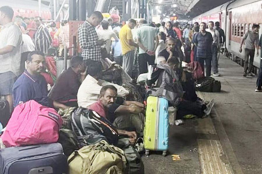 ৫ দূরপাল্লার ট্রেন ছাড়তে দেরি, নয়াদিল্লি স্টেশনে পদপিষ্ট হওয়ার পরিস্থিতি! ‘সব ঠিক আছে’, দাবি রেলের