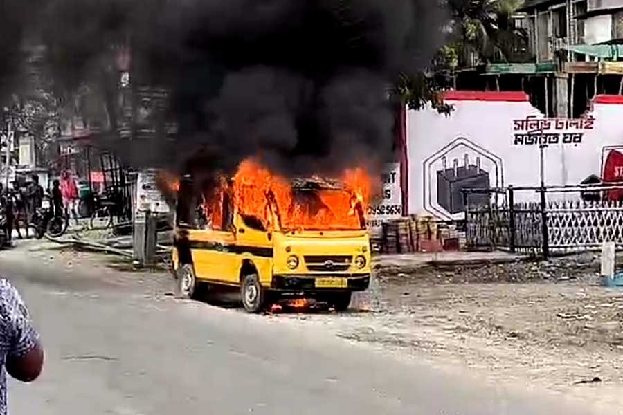 পড়ুয়া ভর্তি পুলকারে আগুন শিলিগুড়িতে, বরাতজোরে রক্ষা ১৪ জন ছাত্রের