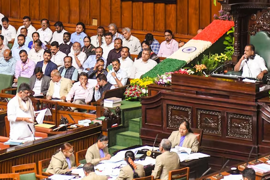 রাজকোষের টাকা থেকে কংগ্রেস কর্মীদের বেতন! কর্নাটক সরকারের বিরুদ্ধে বিস্ফোরক বিজেপি