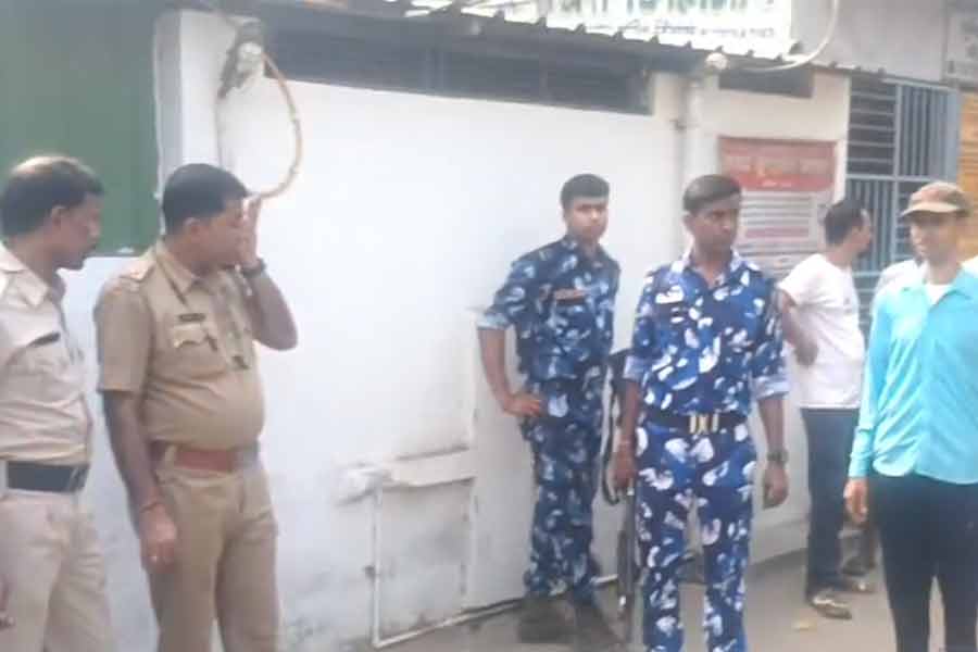 ওষুধের দোকানে মধুচক্রের আসর! সরকারি ডাক্তারের অন্তরঙ্গ মুহূর্ত ভাইরাল হতেই উত্তাল ফুলিয়া