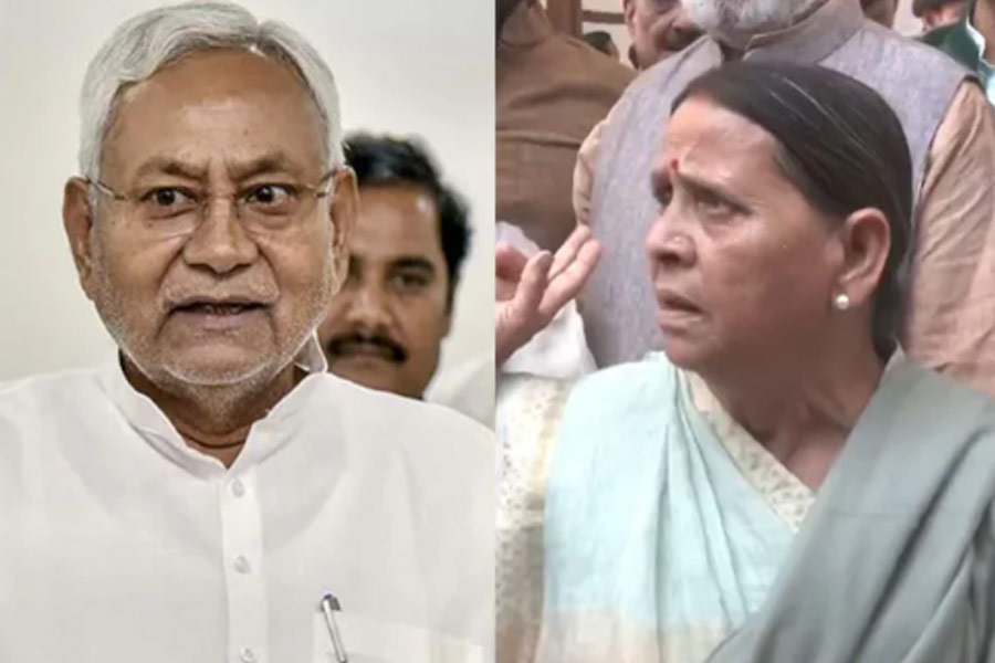 ‘আপনি মুখ্যমন্ত্রী হওয়ার আগে কি আপনার পরিবারের মহিলারা নগ্ন থাকতেন?’ নীতীশকে রাবড়ির খোঁচা