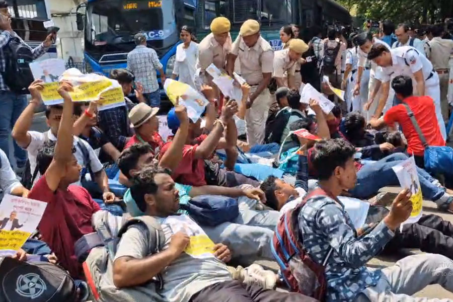 ২৬ হাজার চাকরি বাতিলের পরই বিকাশ ভবনে ‘২২ টেট উত্তীর্ণরা, নিয়োগের দাবিতে ধুন্ধুমার!