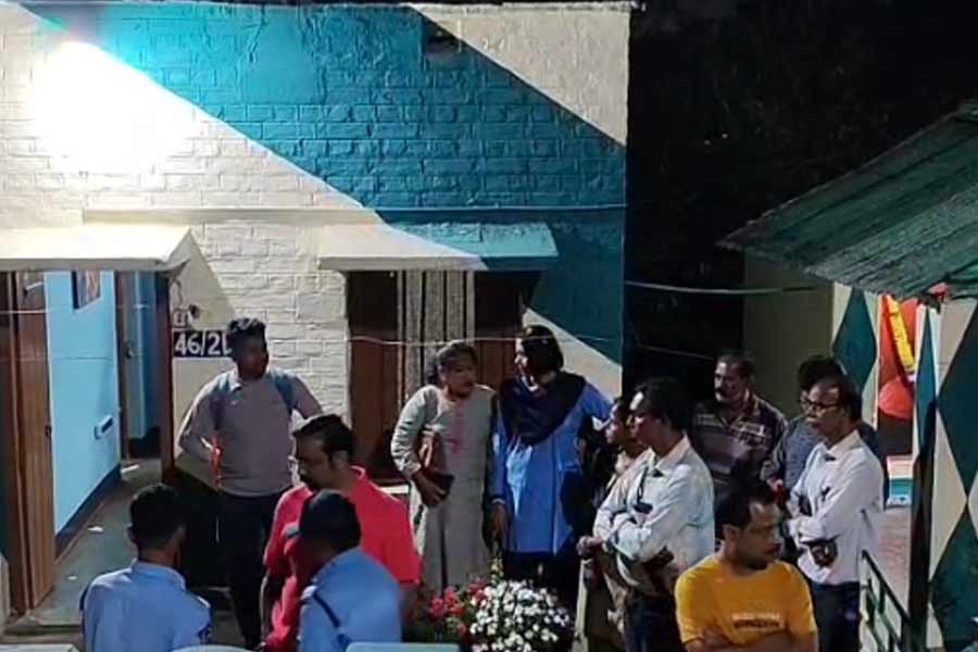 মেঝেয় দেহ, গলা দিয়ে চুঁইয়ে পড়ছে রক্ত, চিত্তরঞ্জনে রেলকর্মীর স্ত্রী ‘খুনে’ রহস্য