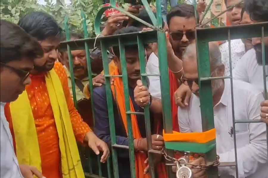 দরজায় তালা ঝুলিয়ে চাবি রাস্তায় ফেলে গেল বিজেপি, দপ্তরে একঘণ্টা আটকে স্বাস্থ্য আধিকারিকরা