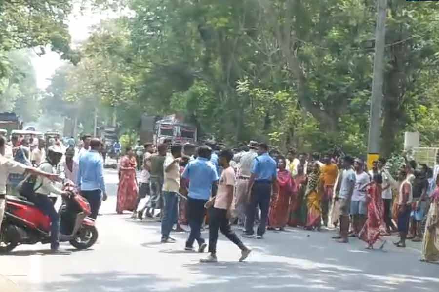 খেলার মাঠ দখলের অভিযোগ ঘিরে রণক্ষেত্র নদিয়া, আক্রান্ত পুলিশ