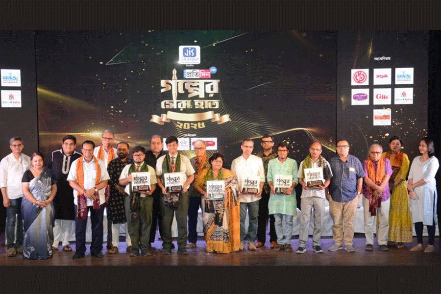 সমসময়ের গল্পের সেরা উদযাপন, ছবিতে ছবিতে রইল ‘গল্পের সেরা হাত’-এর নানা মুহূর্ত