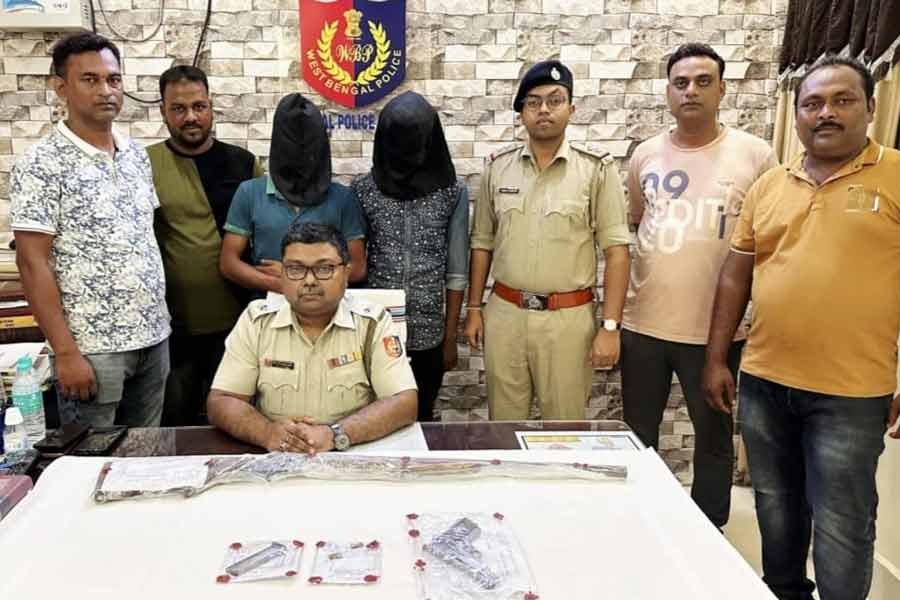 ফের মুঙ্গের যোগ? পুলিশি অভিযানে ডোমকলে অস্ত্র, কার্তুজ-সহ গ্রেপ্তার ২ দুষ্কৃতী