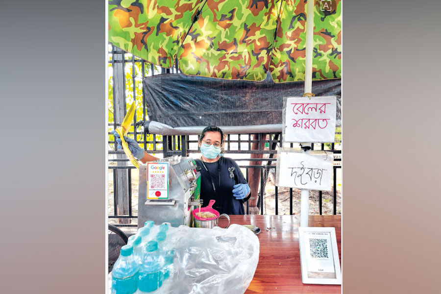 অনুপ্রেরণা মুখ্যমন্ত্রী, সংসারের হাল ধরতে আখের রস বেচছেন ইঞ্জিনিয়ারিং ছাত্রী