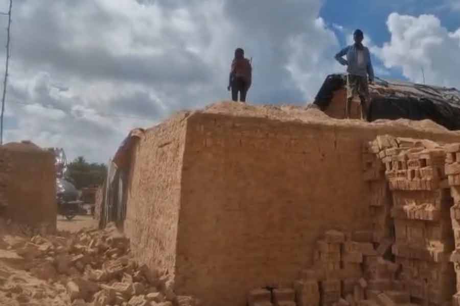 রাজারহাটে শ্রমিকদের উপর ভেঙে পড়ল ইটের পাঁজা, মৃত্যু তরুণের, জখম আরও ৪