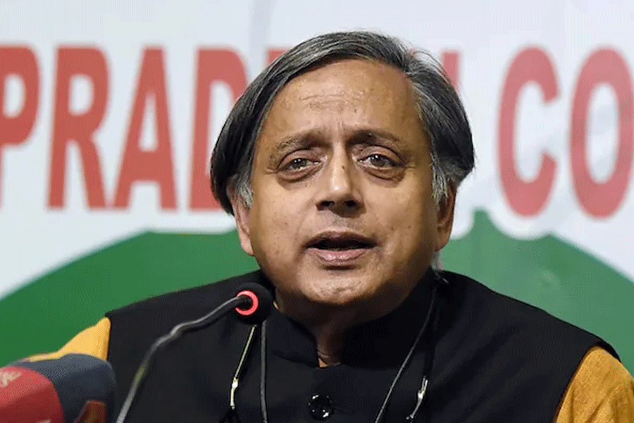 ‘অহেতুক মোদির প্রশংসক বলে কটাক্ষ করা হচ্ছে’, কংগ্রেসকে নিশানা ‘বেসুরো’ থারুরের