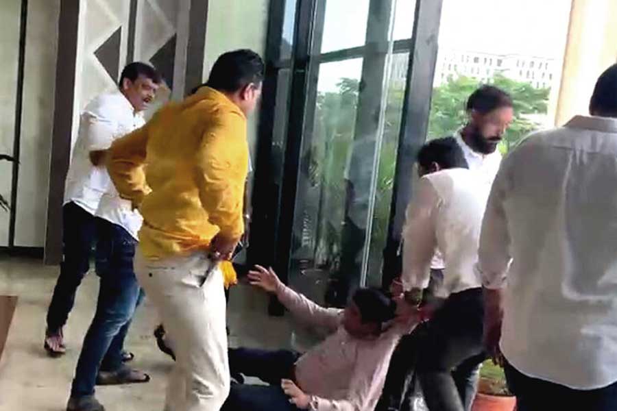ওড়িশায় অফিসের মধ্যেই সরকারি আধিকারিককে মারধর! ভিডিও পোস্ট করে বিজেপিকে কটাক্ষ নবীনের