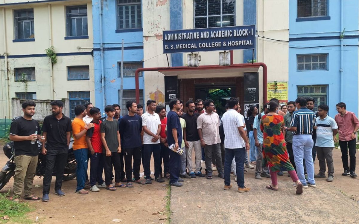 ‘থ্রেট কালচার’ নিয়ে এবার উত্তপ্ত বাঁকুড়া মেডিক্যাল কলেজ, কাঠগড়ায় বিভাগীয় প্রধান!